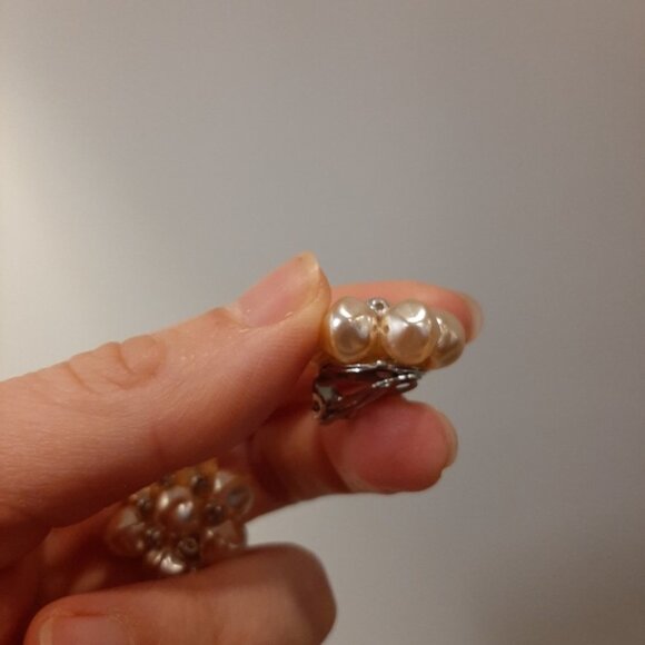 Vintage Earrings Faux Pearl Cluster Beaded Flower 90s Clip On Silver Jewelry - Picture 9 of 10